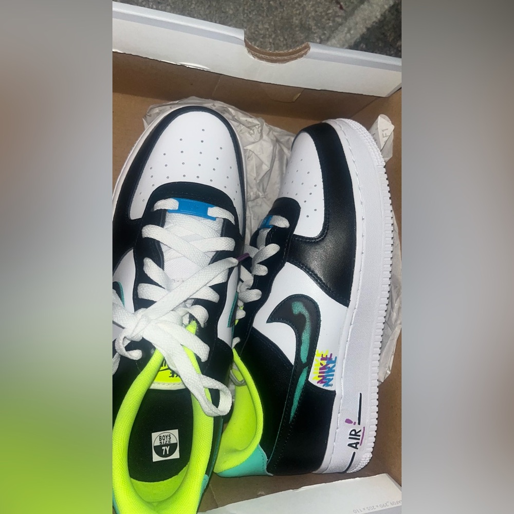 Size 7 AIR FORCE 1 LV8 (GS)
Brand new !